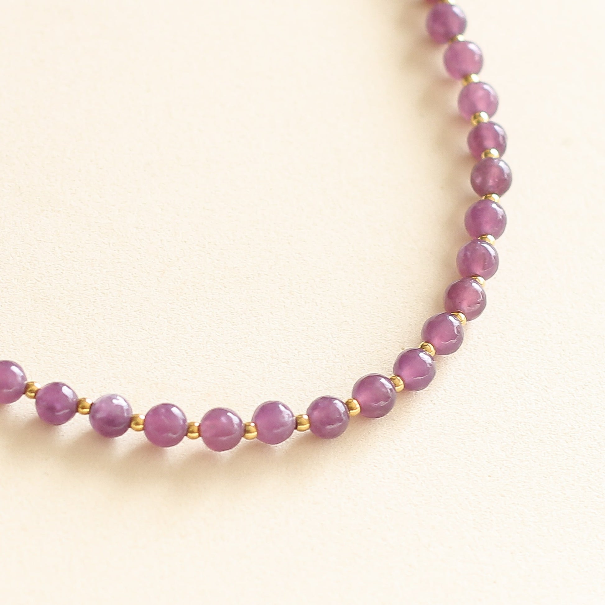 collier en Lépidolite, pierre naturelle violette et perles dorées