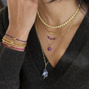 Lépidolite aux teintes mauves, montée à la main sur une chaine fine 