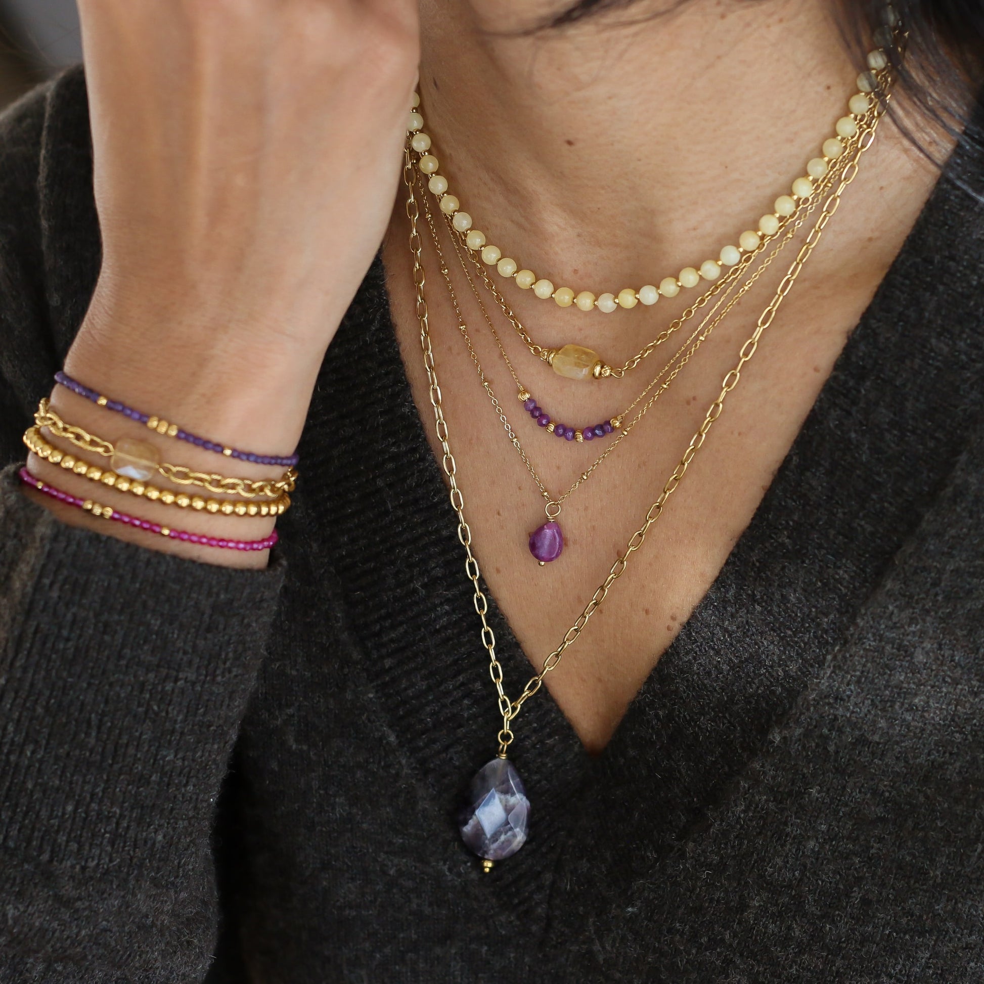 Lépidolite aux teintes mauves, montée à la main sur une chaine fine 