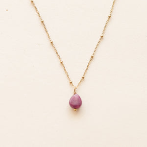 collier avec une pierre de Lépidolite aux teintes roses et violettes tendance
