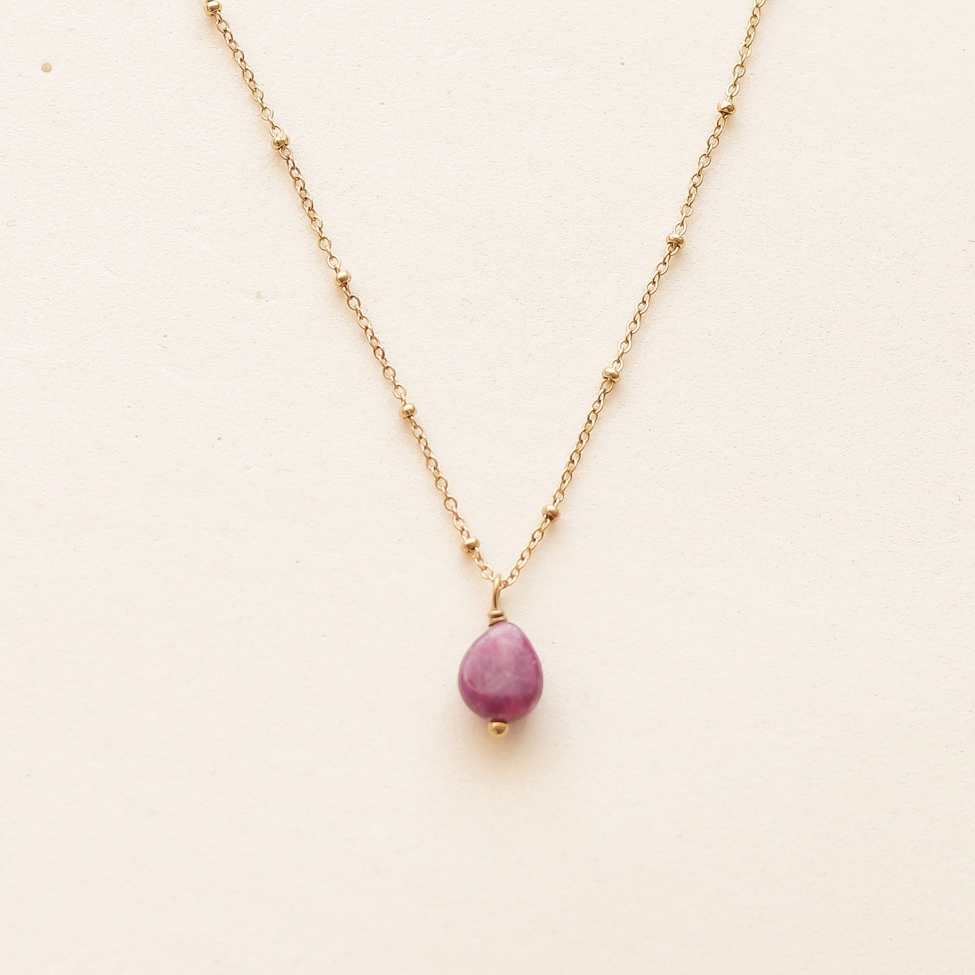 collier avec une pierre de Lépidolite aux teintes roses et violettes tendance