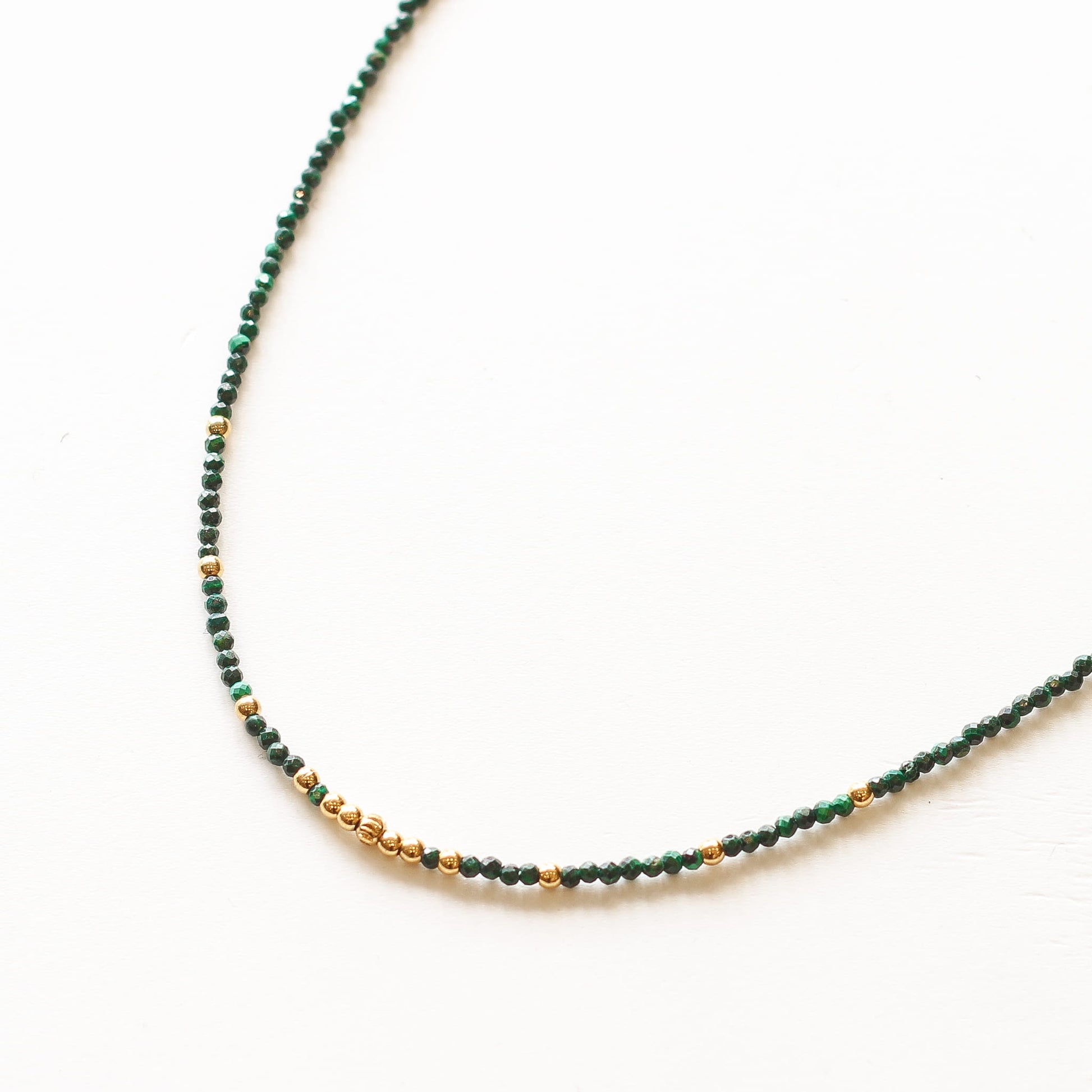 Collier Malachite perlé fin, détail des pierres, Mahny bijoux pierres naturelles.