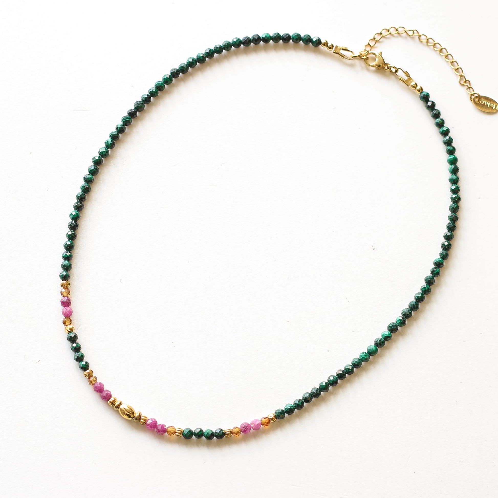 Collier Malachite et Rubis perlé, détail de la chaîne dorée, bijou femme pierres naturelles Mahny.