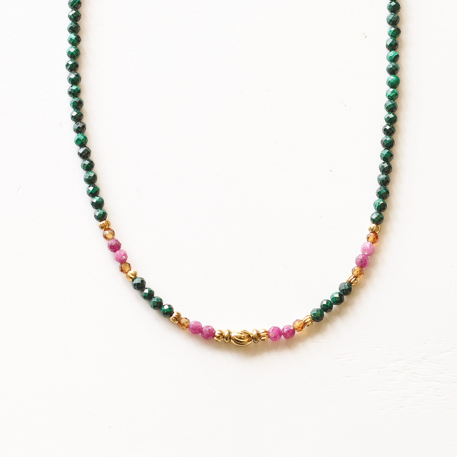 Collier Malachite et Rubis perlé, pierre véritable, signé Mahny.