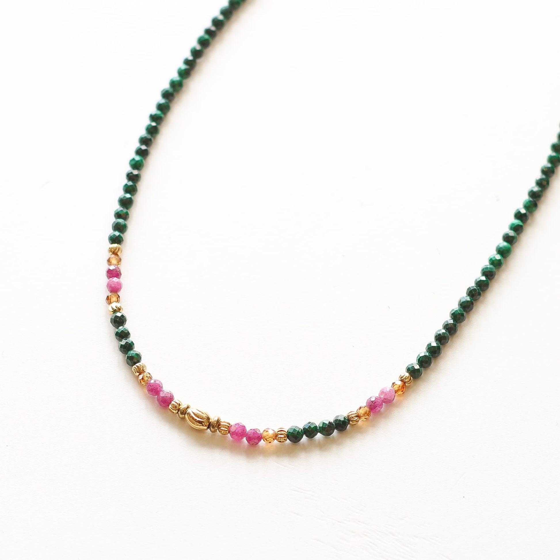 Collier Malachite et Rubis perlé, gros plan sur la pierre, Mahny pierres assemblées main, Paris.