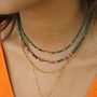 Collier Malachite et Rubis perlé, vue de profil, pierre véritable, signé Mahny.