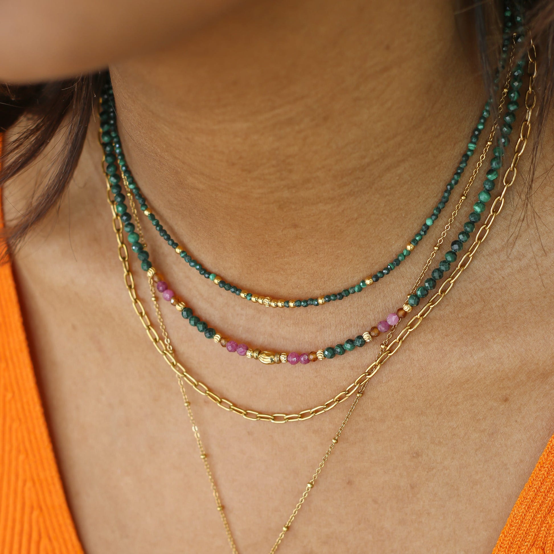 Collier Malachite et Rubis perlé, vue de profil, pierre véritable, signé Mahny.
