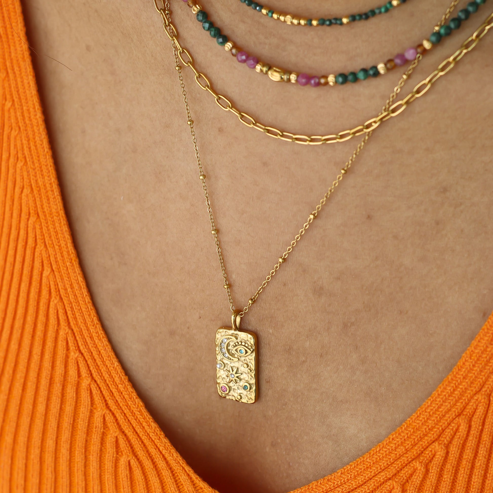 Collier Médaillon Lune, vue rapprochée, Mahny bijoux pierres naturelles.