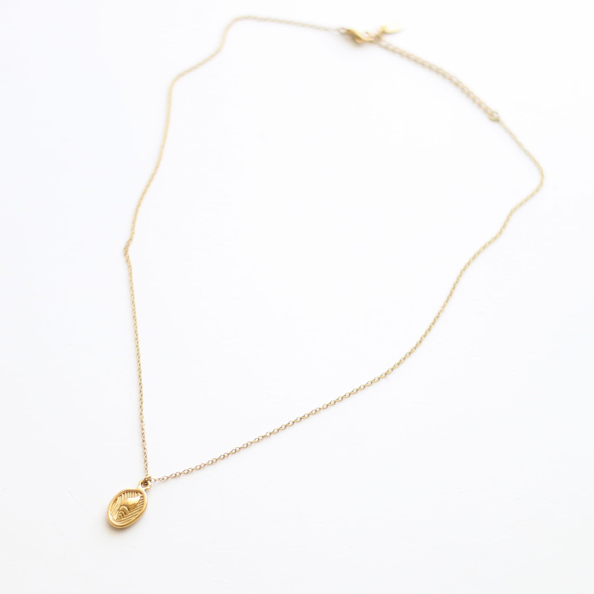 Collier à pendentif médaille doré, acier inoxydable.