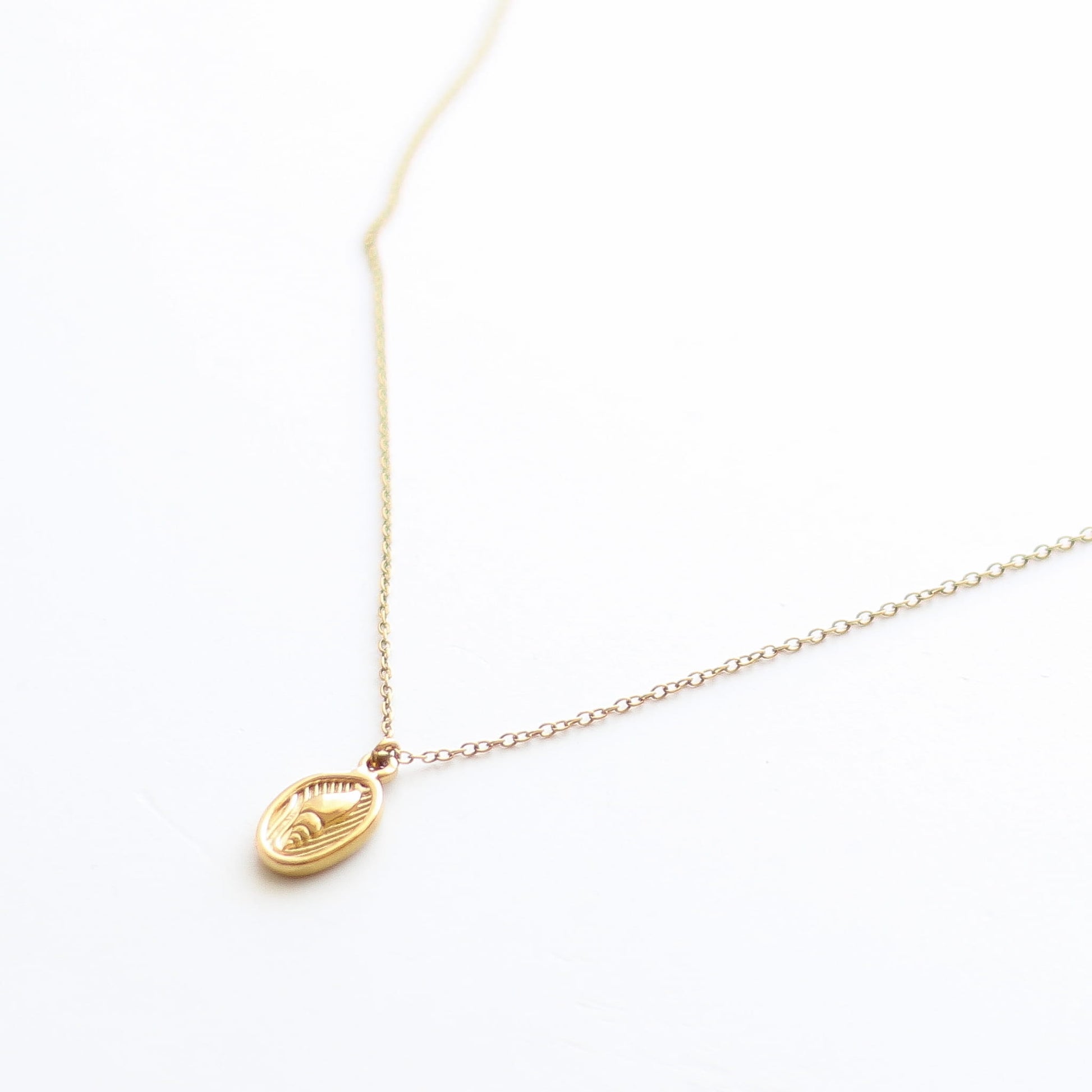Collier à pendentif médaille doré, acier inoxydable.
