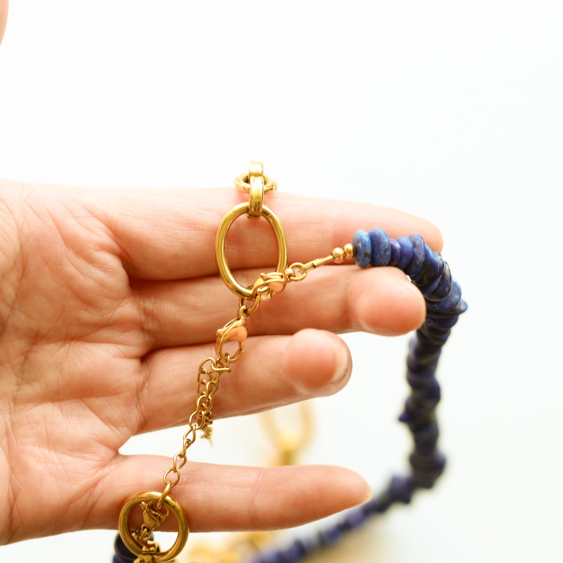 Collier chaîne Lapis Lazuli modulable, autre angle, Mahny bijoux pierre fine.