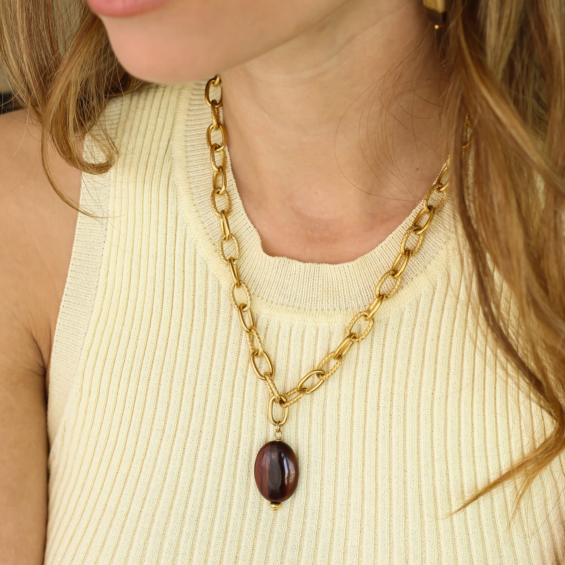 Collier Œil de Taureau, vue rapprochée, Mahny bijoux pierres naturelles.