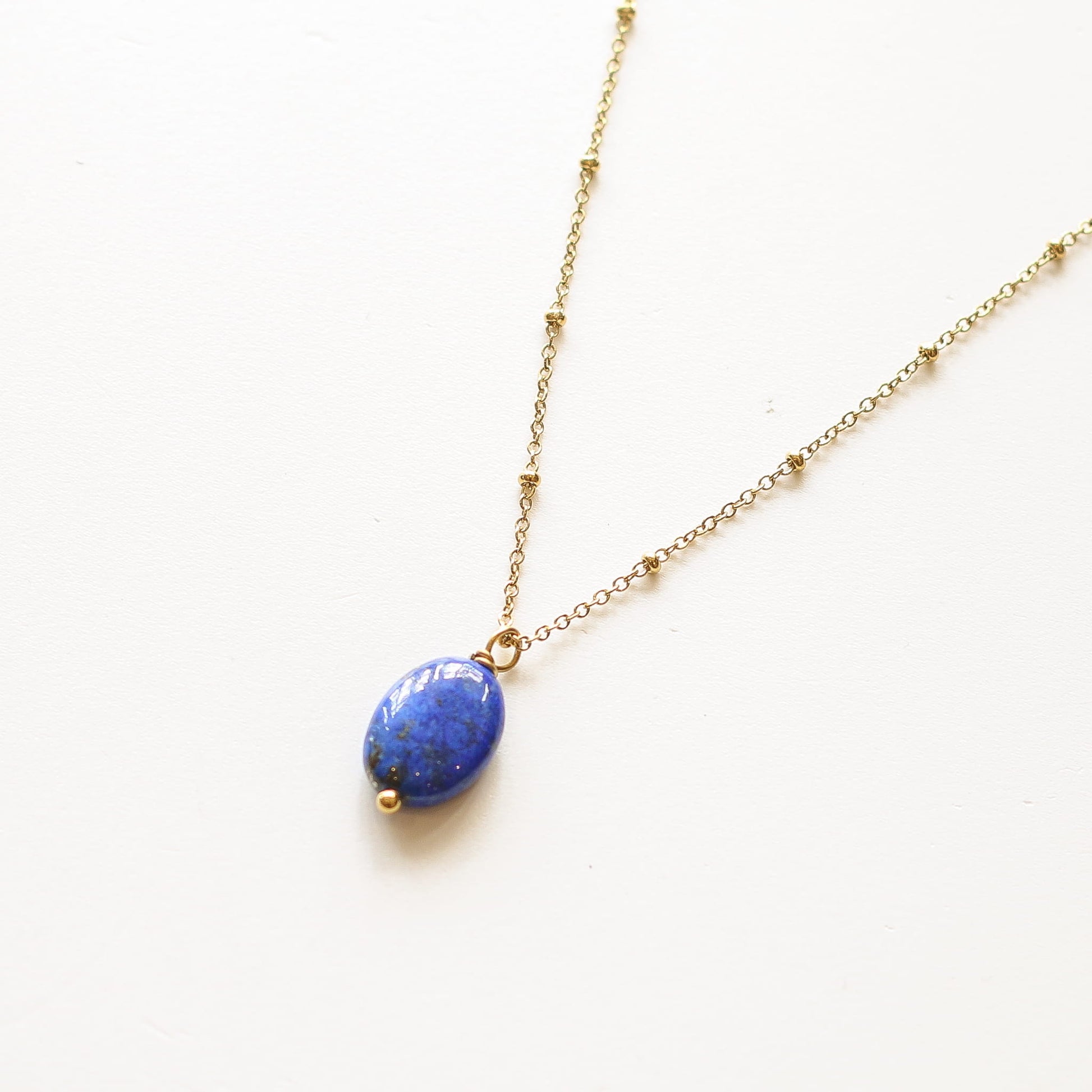 Collier Lapis Lazuli chaîne boule, détail des pierres, Mahny bijoux pierres naturelles.