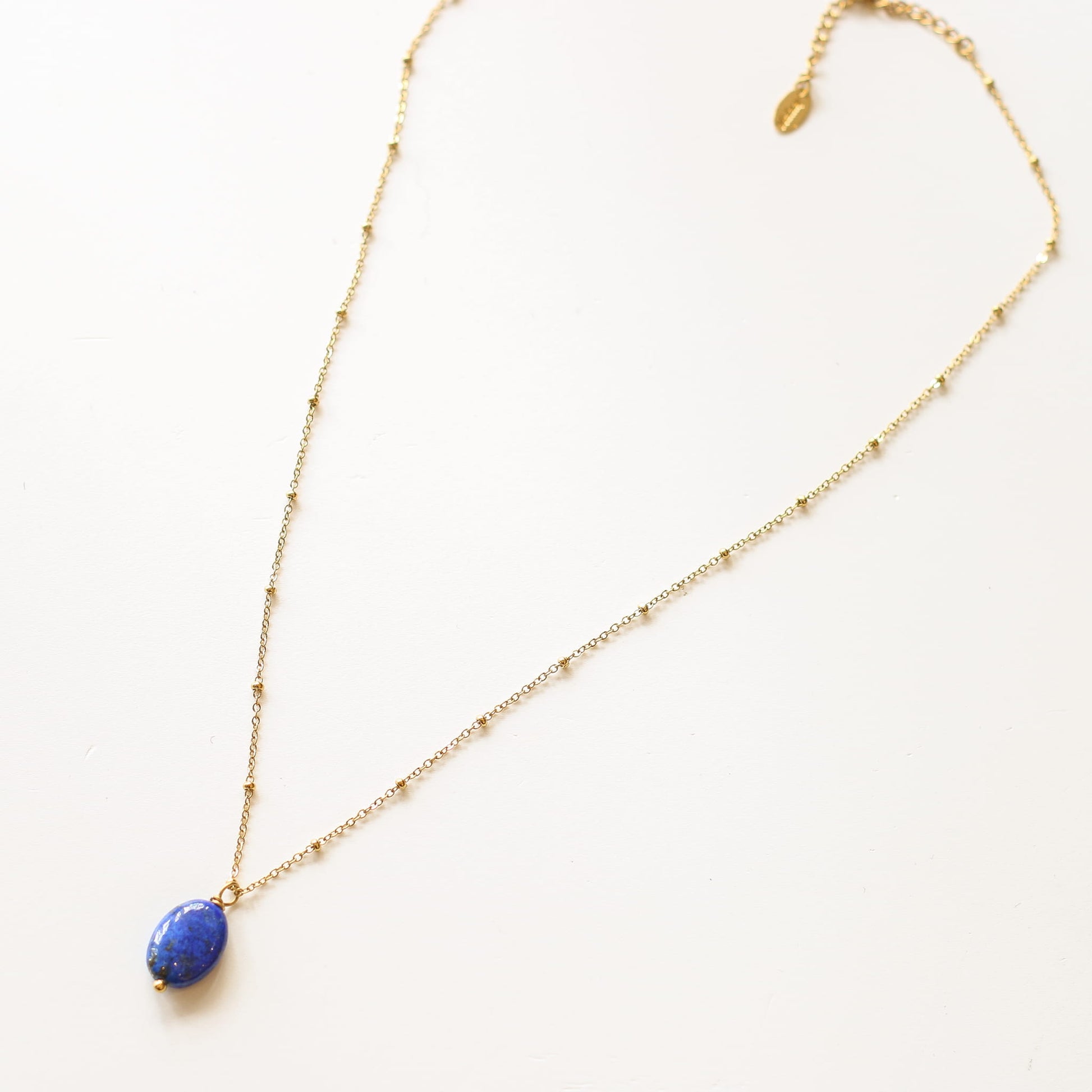 Collier Lapis Lazuli chaîne boule, gros plan sur la pierre, pierre véritable, signé Mahny.