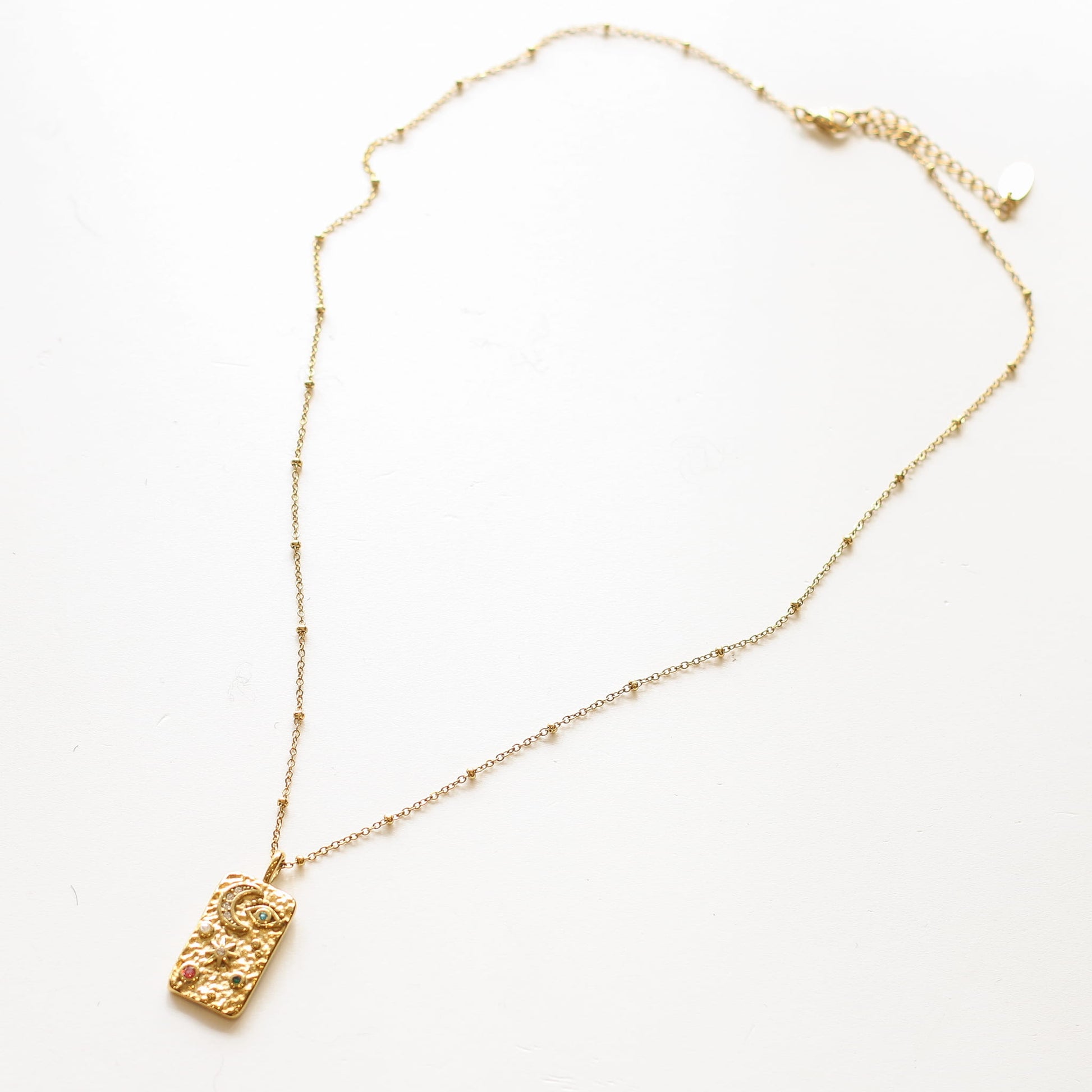 Collier Médaillon Lune, détail du fermoir signé Mahny, collection Lazuli, pierres naturelles.