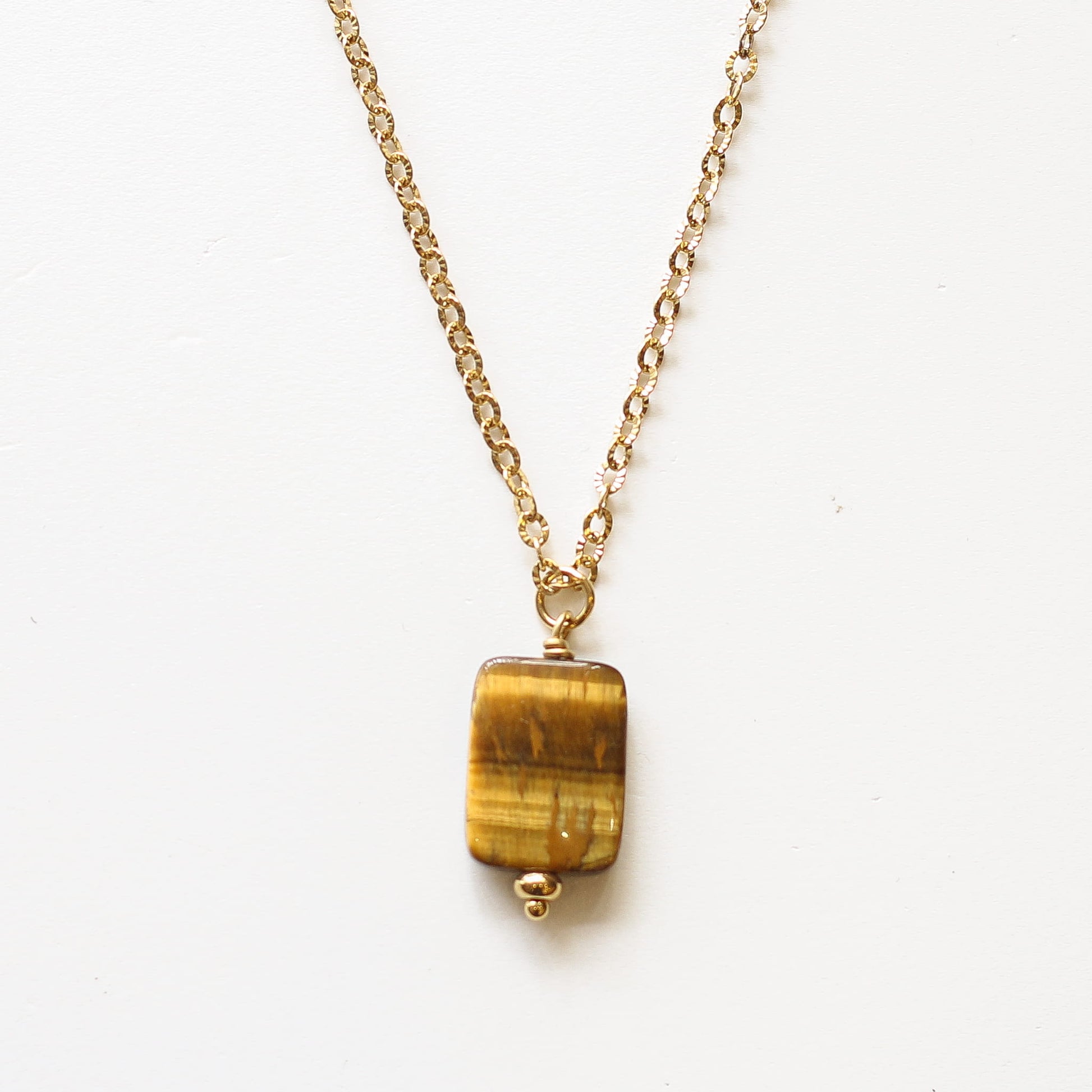 Collier Œil de Tigre chaîne striée, Mahny bijoux pierre fine.