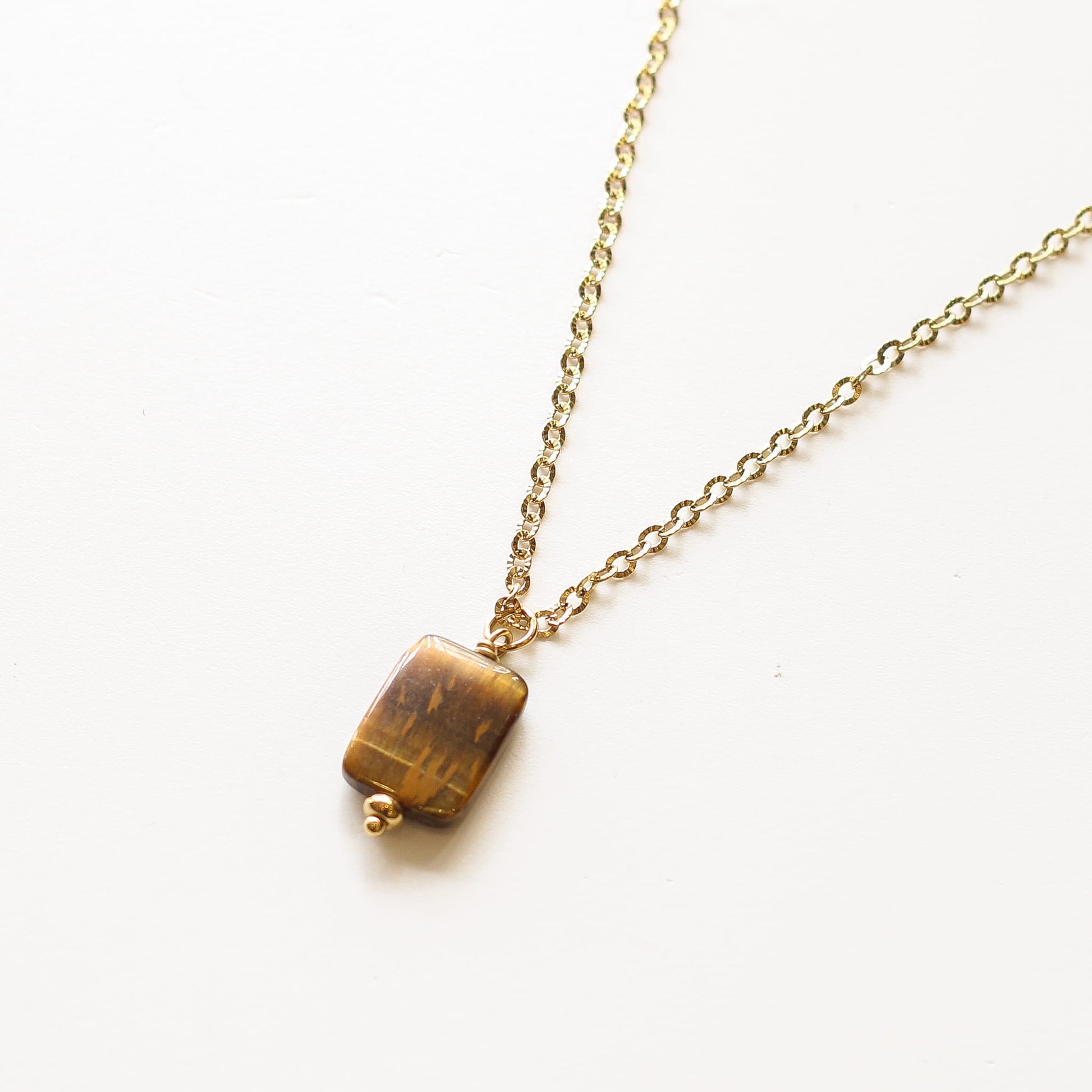 Collier Œil de Tigre chaîne striée, détail des pierres, création Mahny bijoux pierres semi-précieuses.