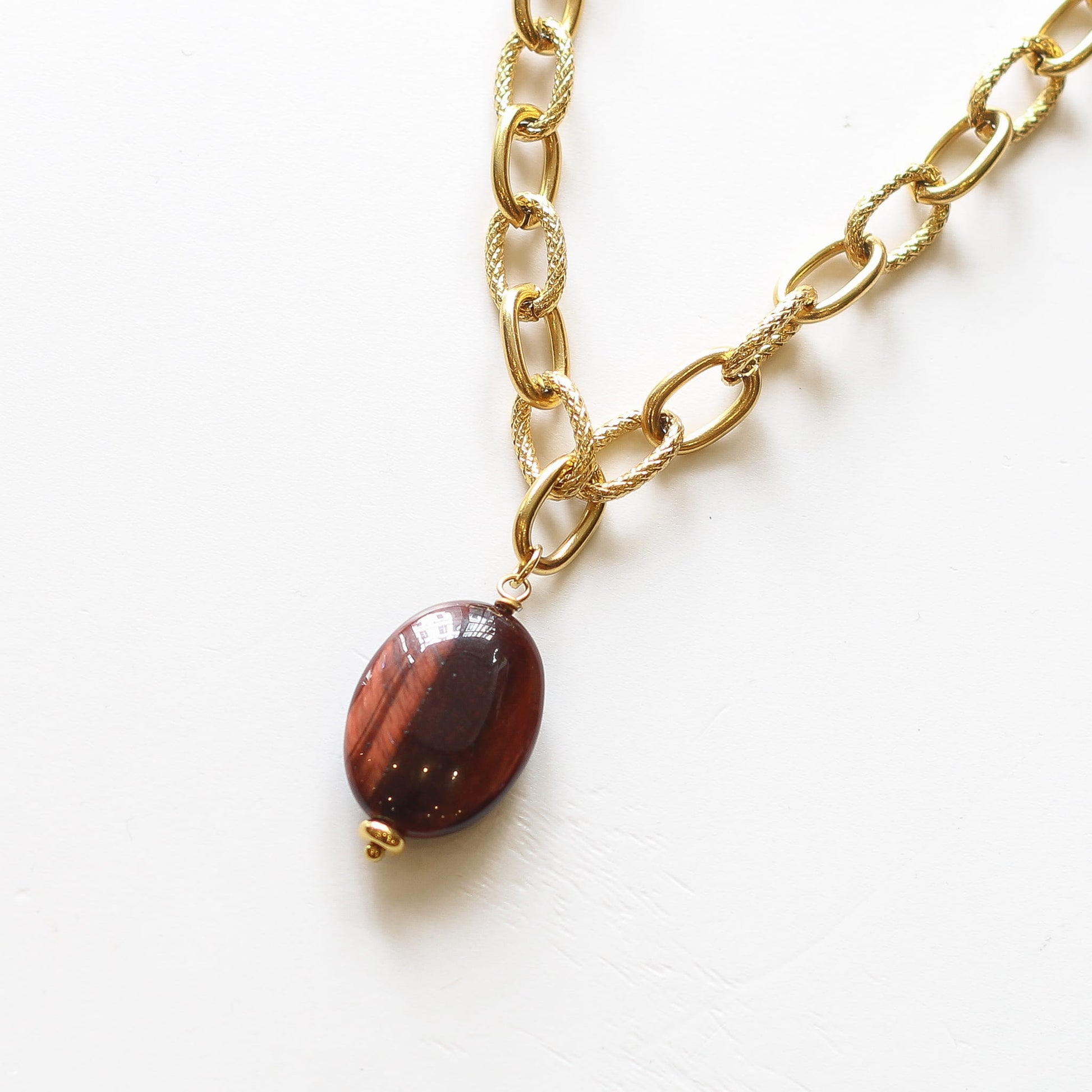 Collier Œil de Taureau, détail des pierres, création Mahny bijoux pierres semi-précieuses.
