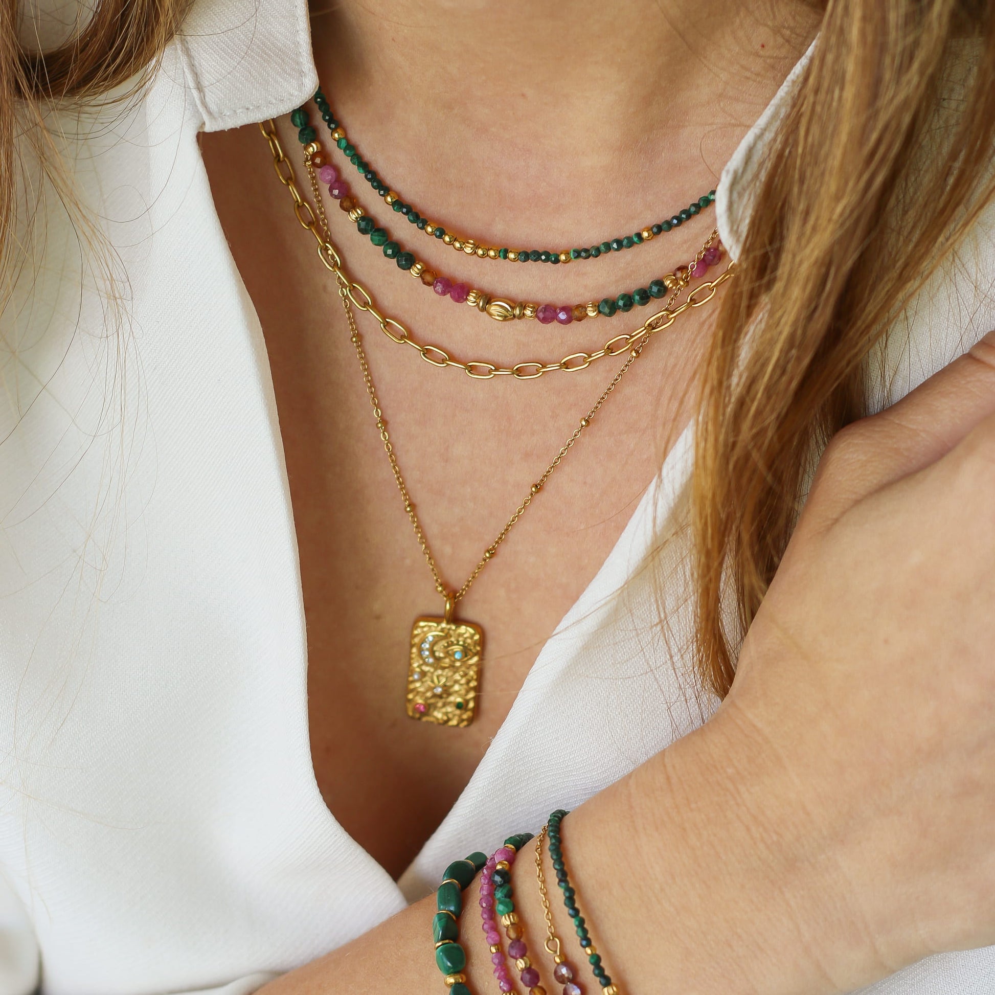 Collier Malachite et Rubis perlé, vue à plat, Mahny bijoux pierres naturelles.