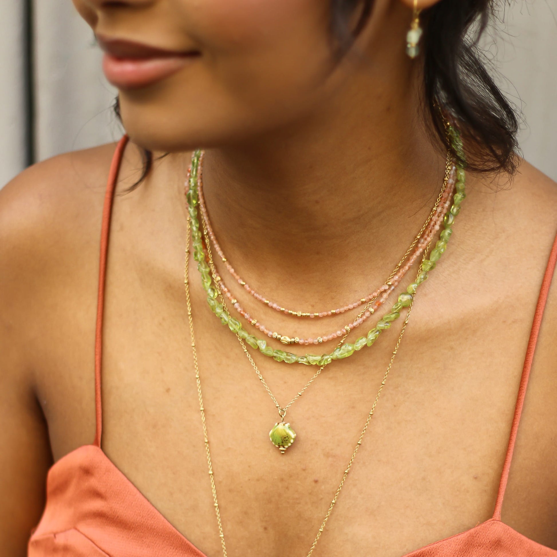 Collier en péridot vert, assemblé à la main.