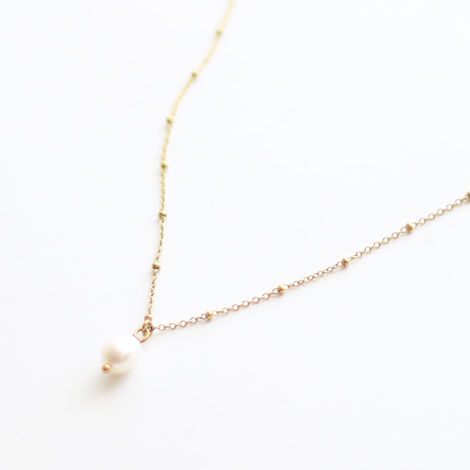 Collier en perle d'eau douce, hypoallergénique.