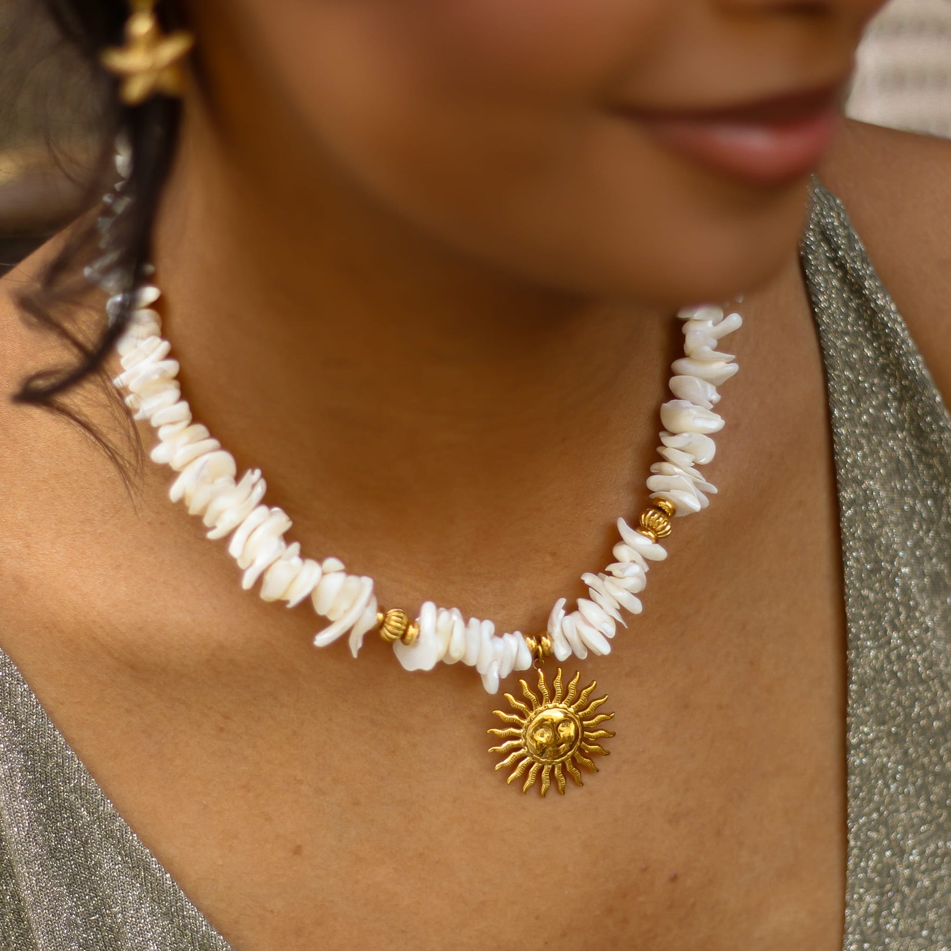 Collier en Nacre et son pendentif soleil été