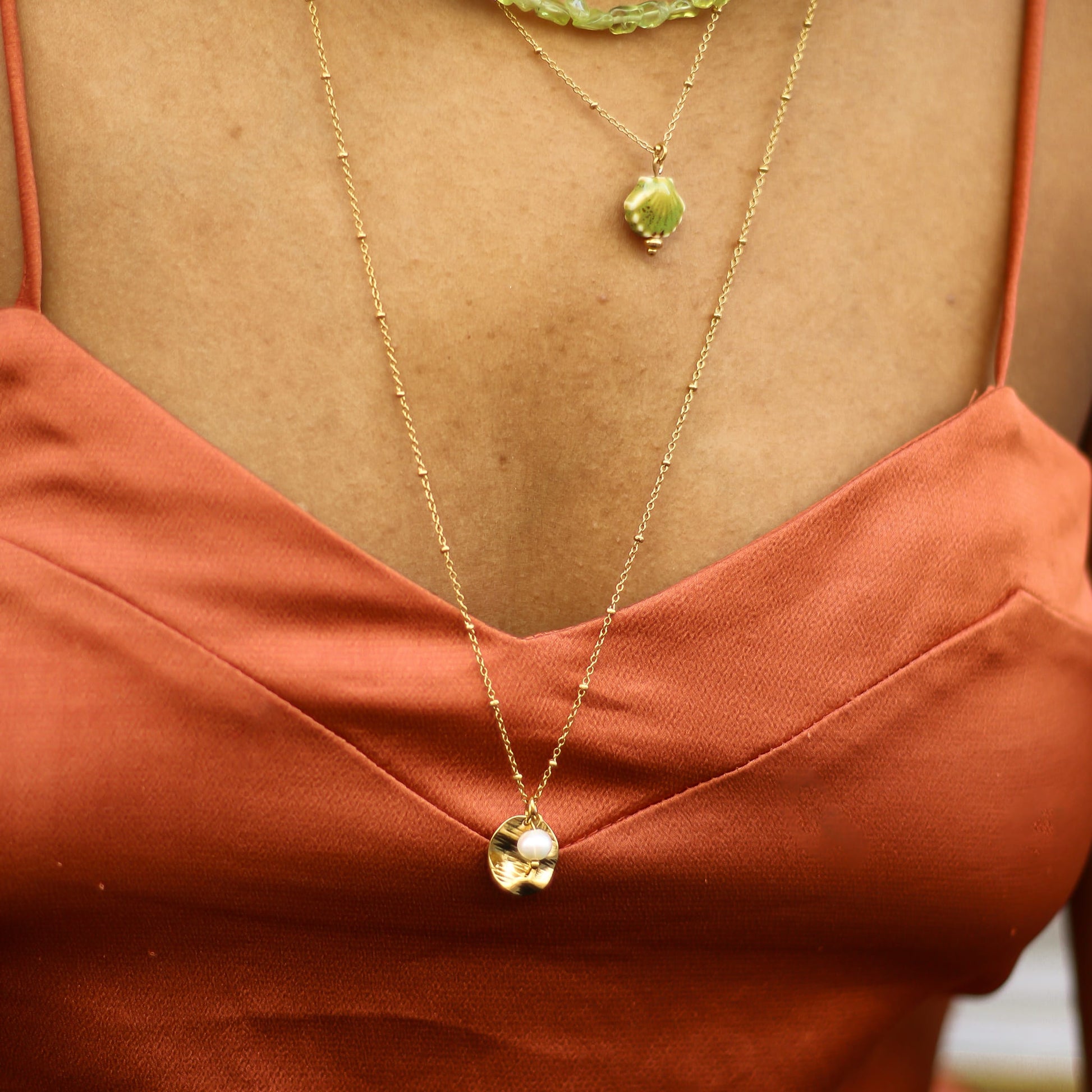 Collier en perle d'eau douce, assemblé à la main.