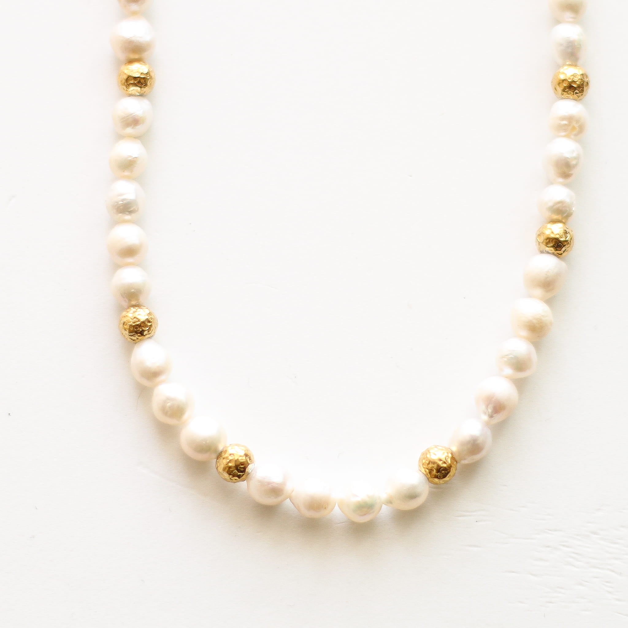 Collier en perle d'eau douce, hypoallergénique.