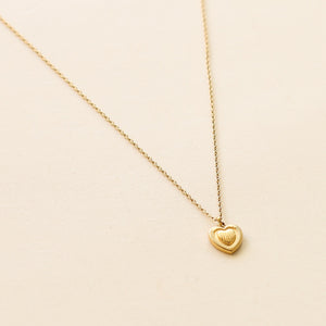 collier à chaine fine an acier inoxydable et son pendentif coeur doré