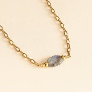 collier en labradorite et chaine dorée fait main par une créatrice