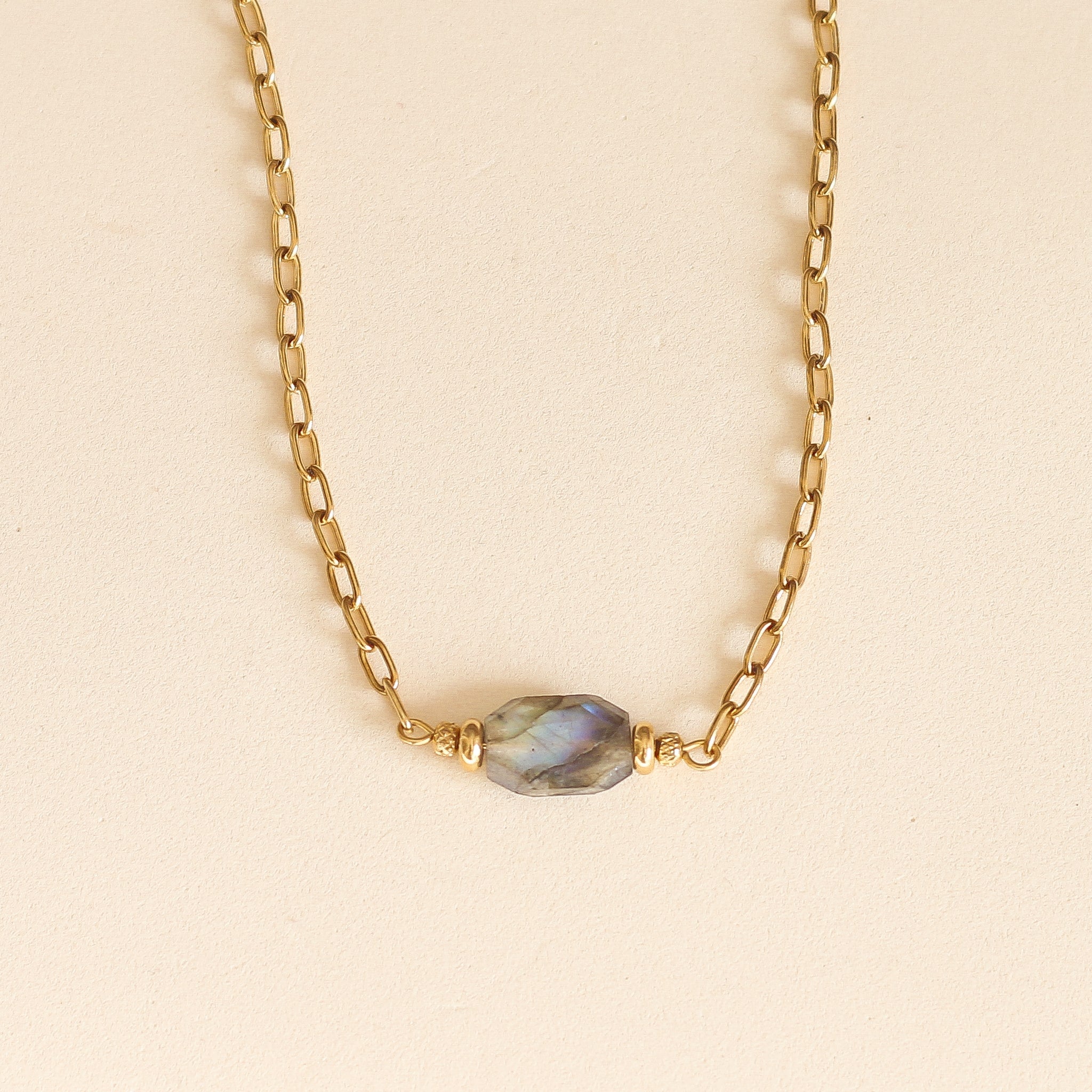 collier en chaine dorée avec une pierre de Labradorite