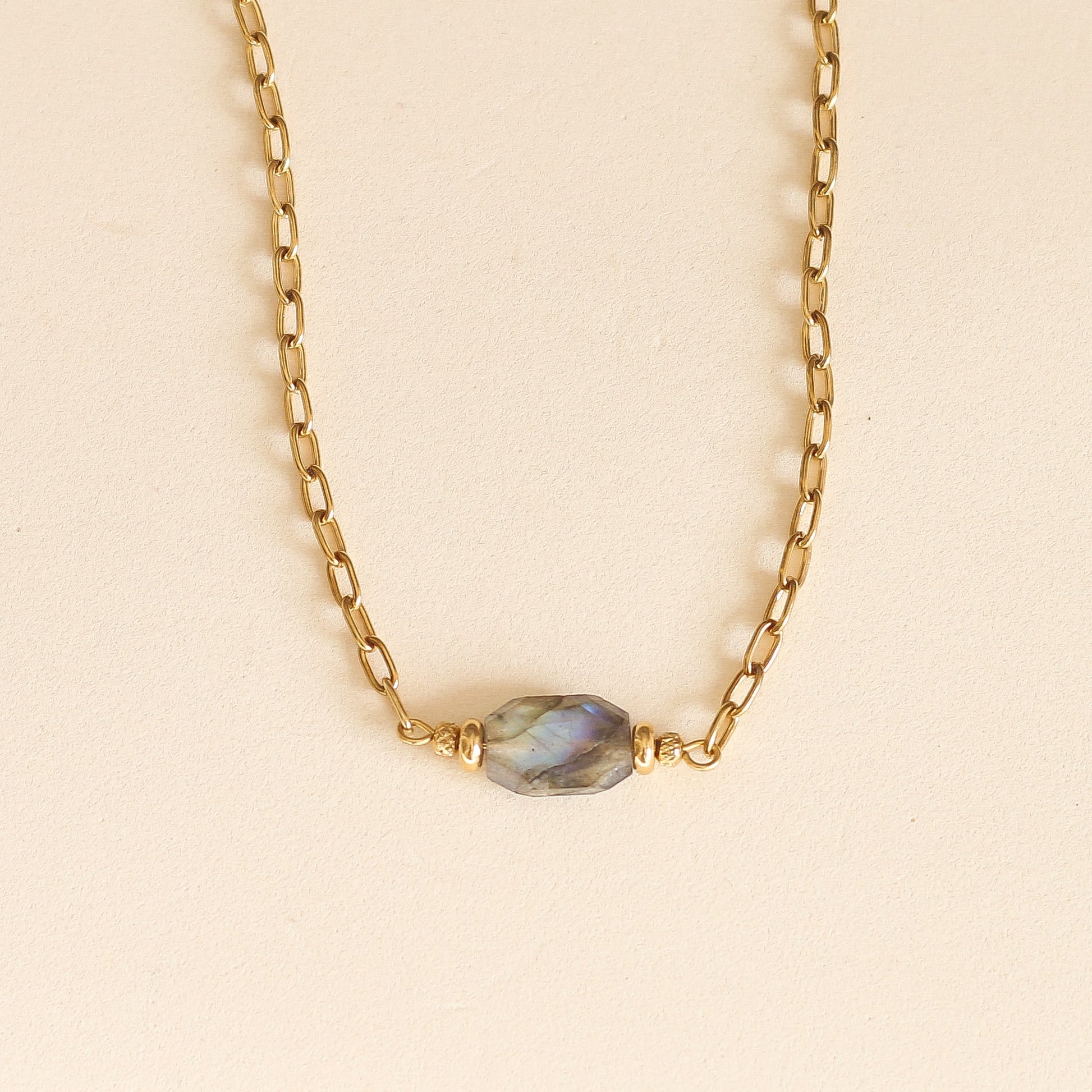 collier en chaine dorée avec une pierre de Labradorite