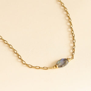 collier avec une Labradorite taillée aux reflets gris et bleus trendy 