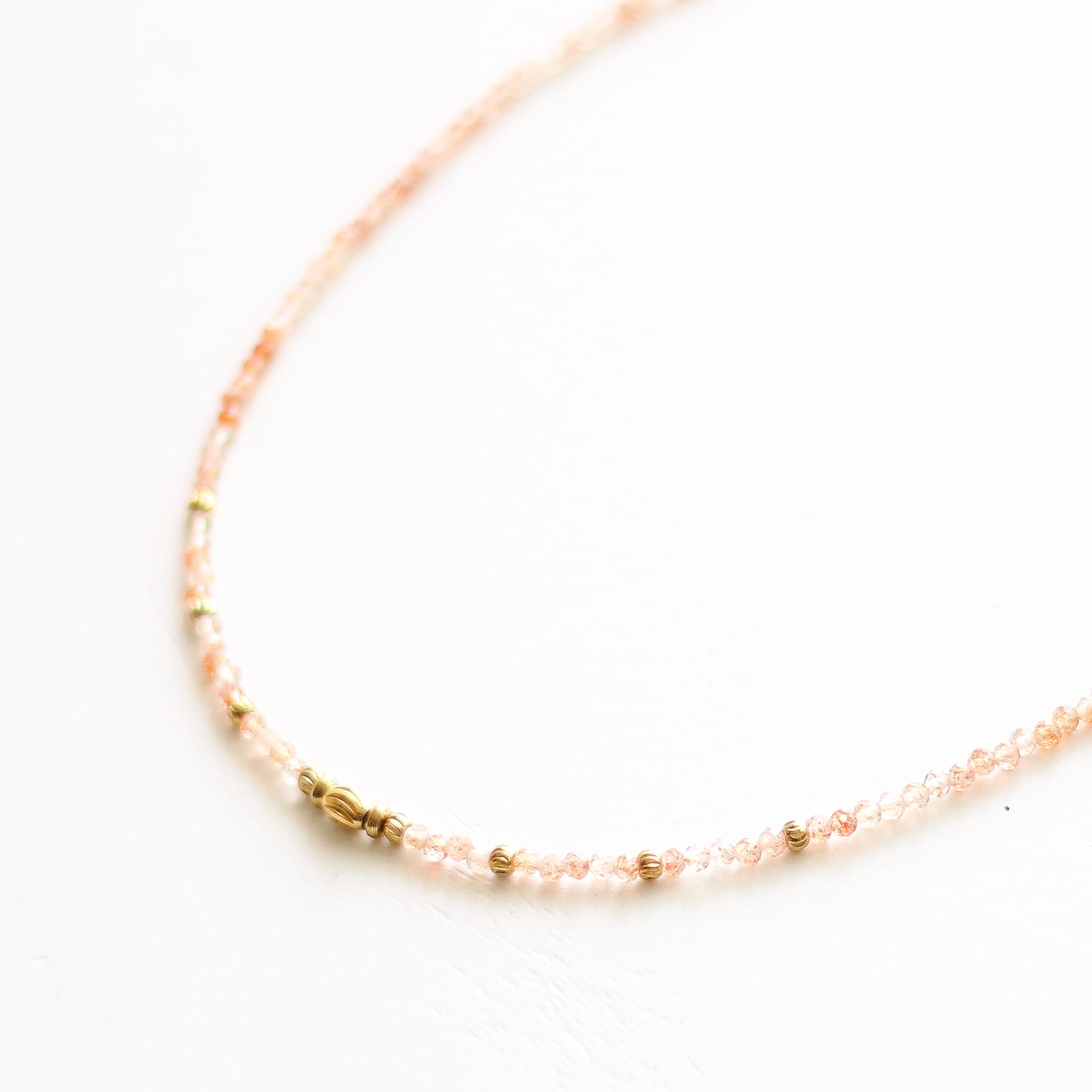 Collier en pierre de soleil, assemblé à la main.