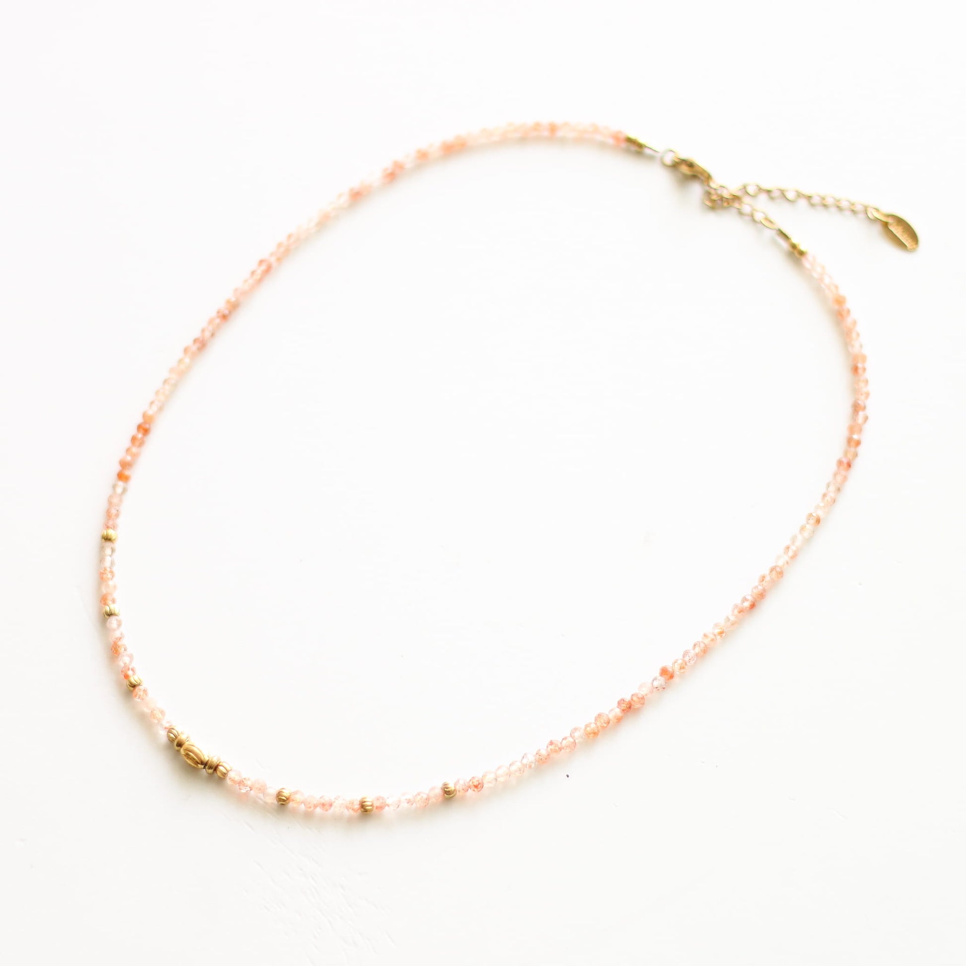 Collier en pierre de soleil, pierre naturelle fine.