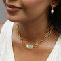 Collier en préhnite verte sur chaîne acier inoxydable.