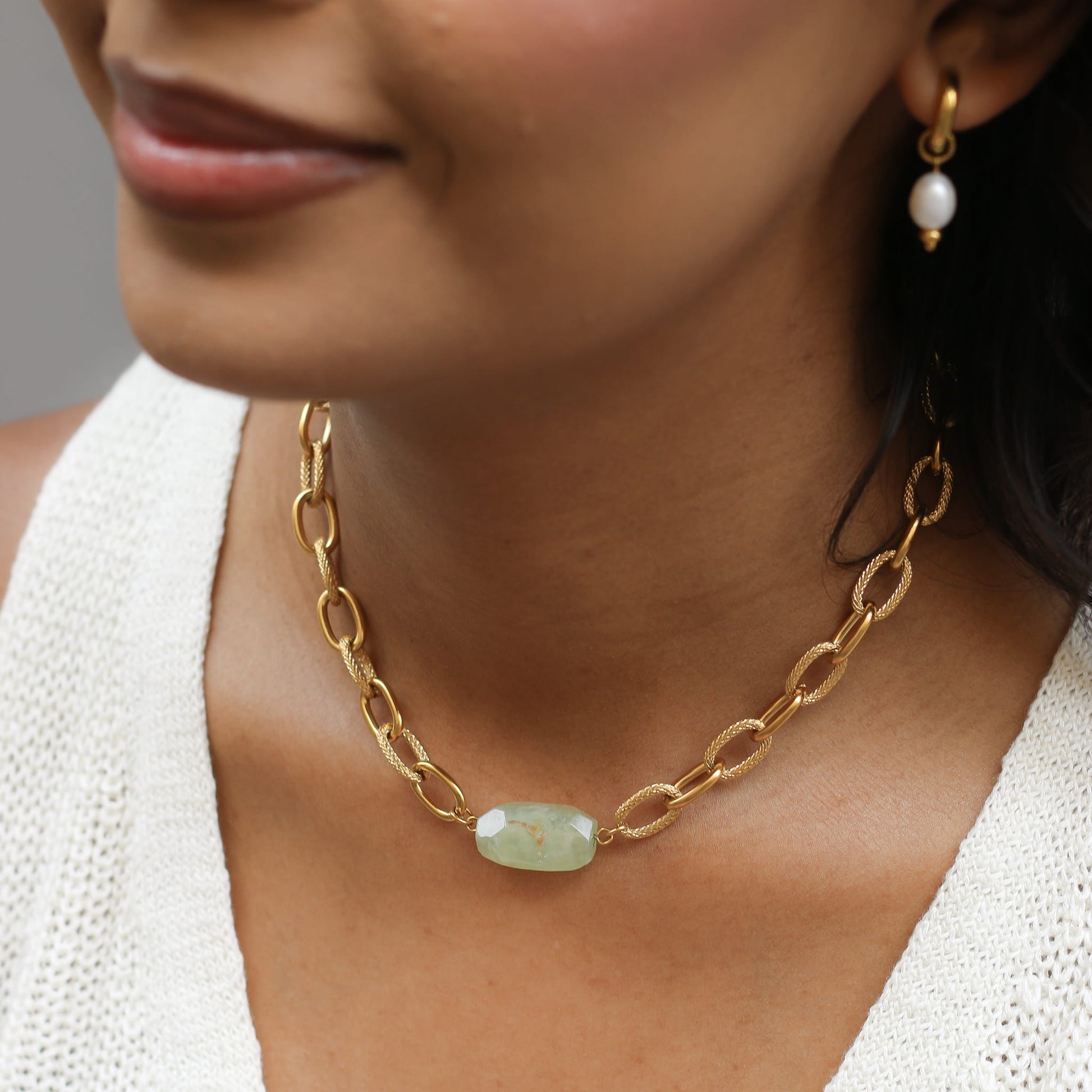 Collier en préhnite verte sur chaîne acier inoxydable.