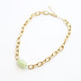 Collier en préhnite verte sur chaîne acier inoxydable.