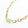 Collier en préhnite verte sur chaîne acier inoxydable.