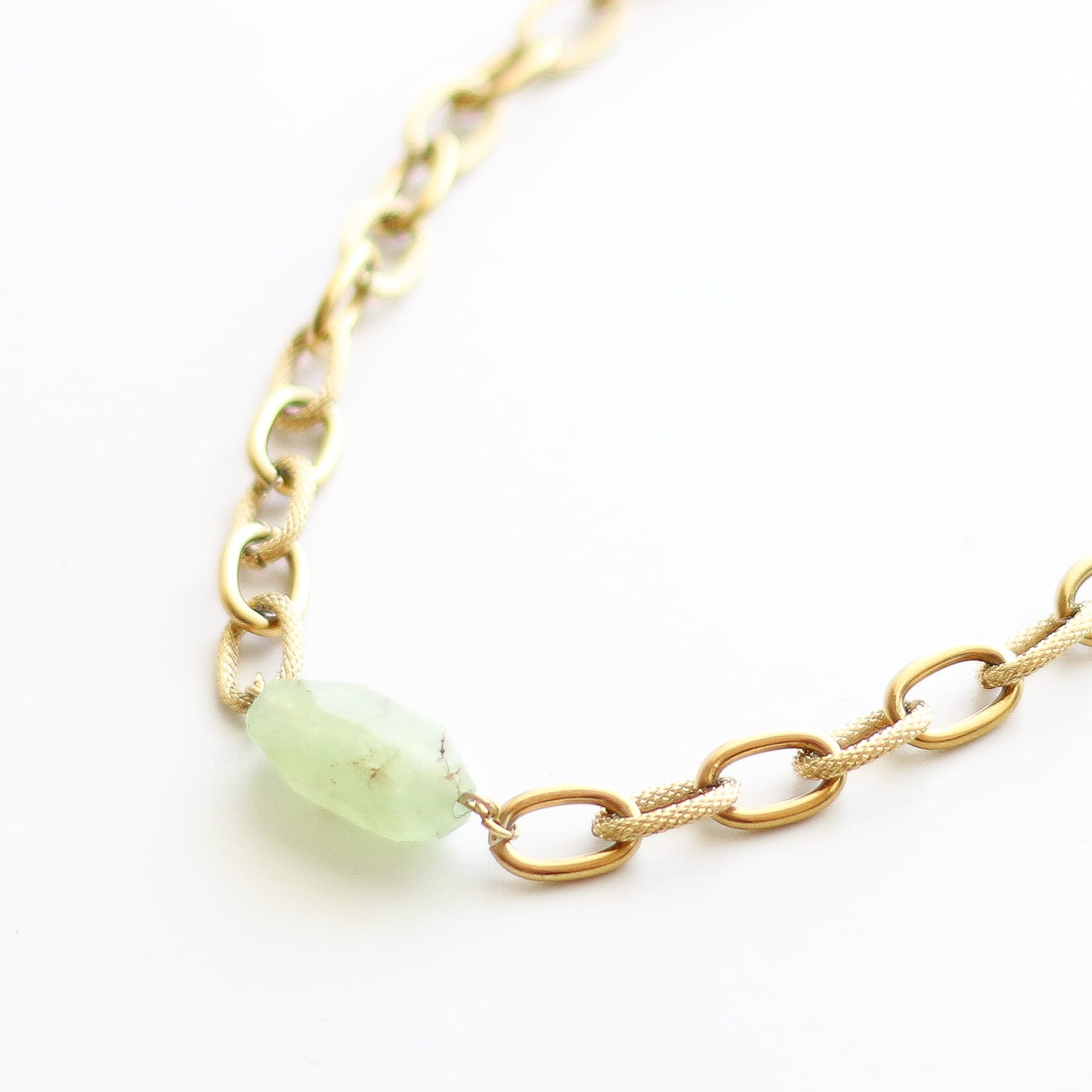 Collier en préhnite verte sur chaîne acier inoxydable.