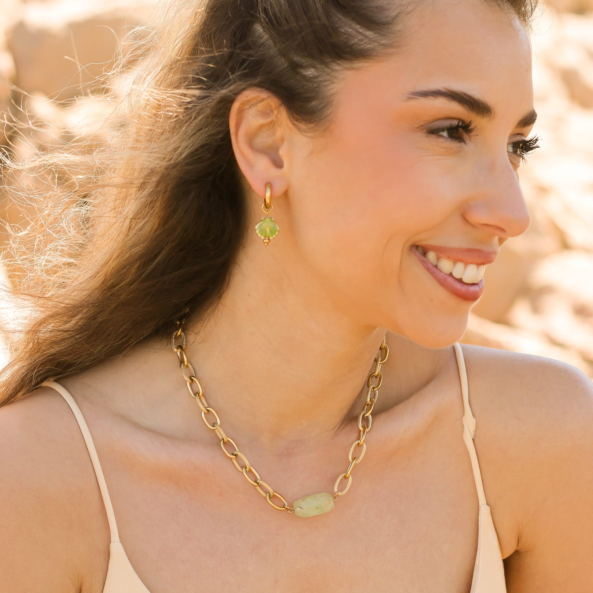 Collier en préhnite verte sur chaîne acier inoxydable.