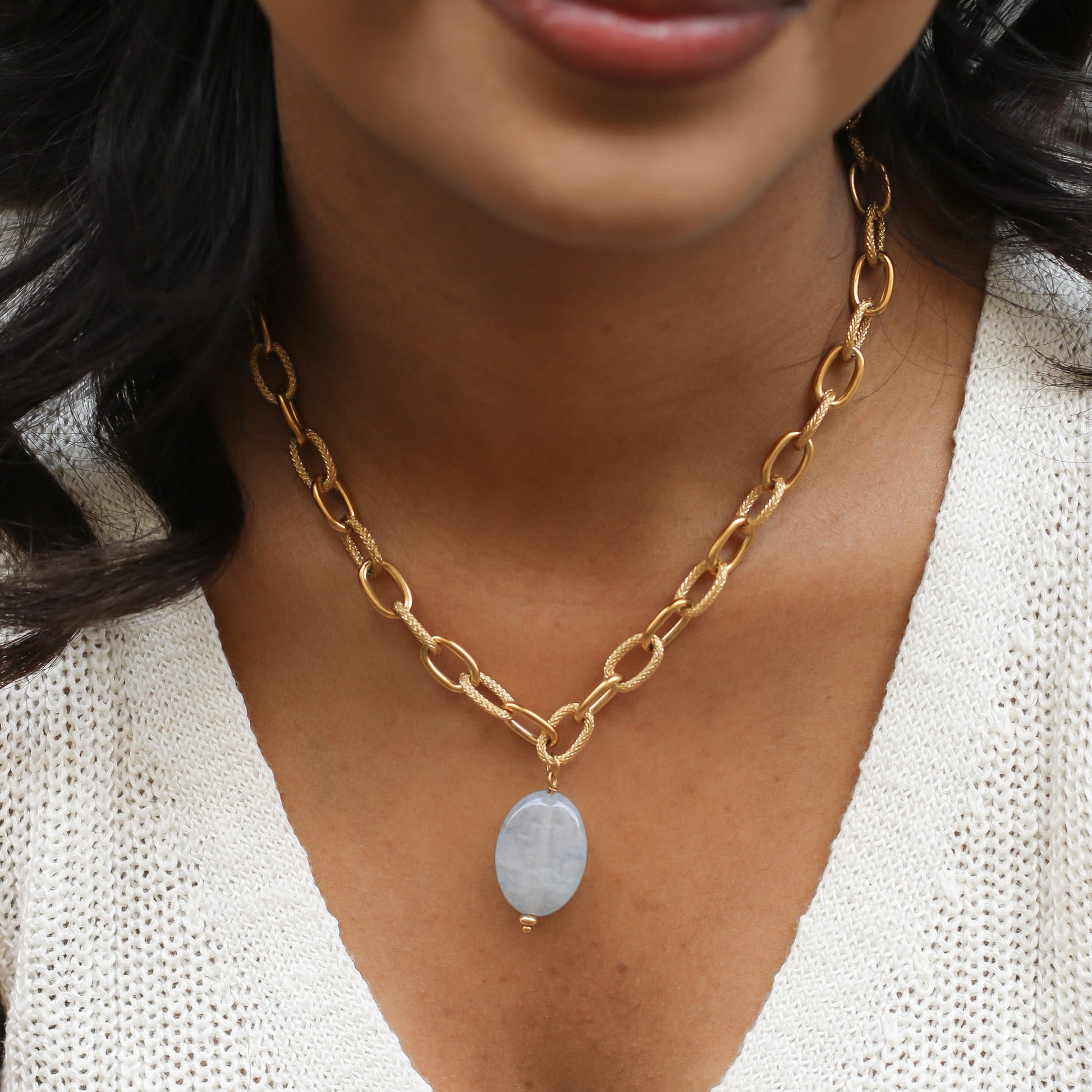 Collier en quartz bleu sur chaîne acier inoxydable.