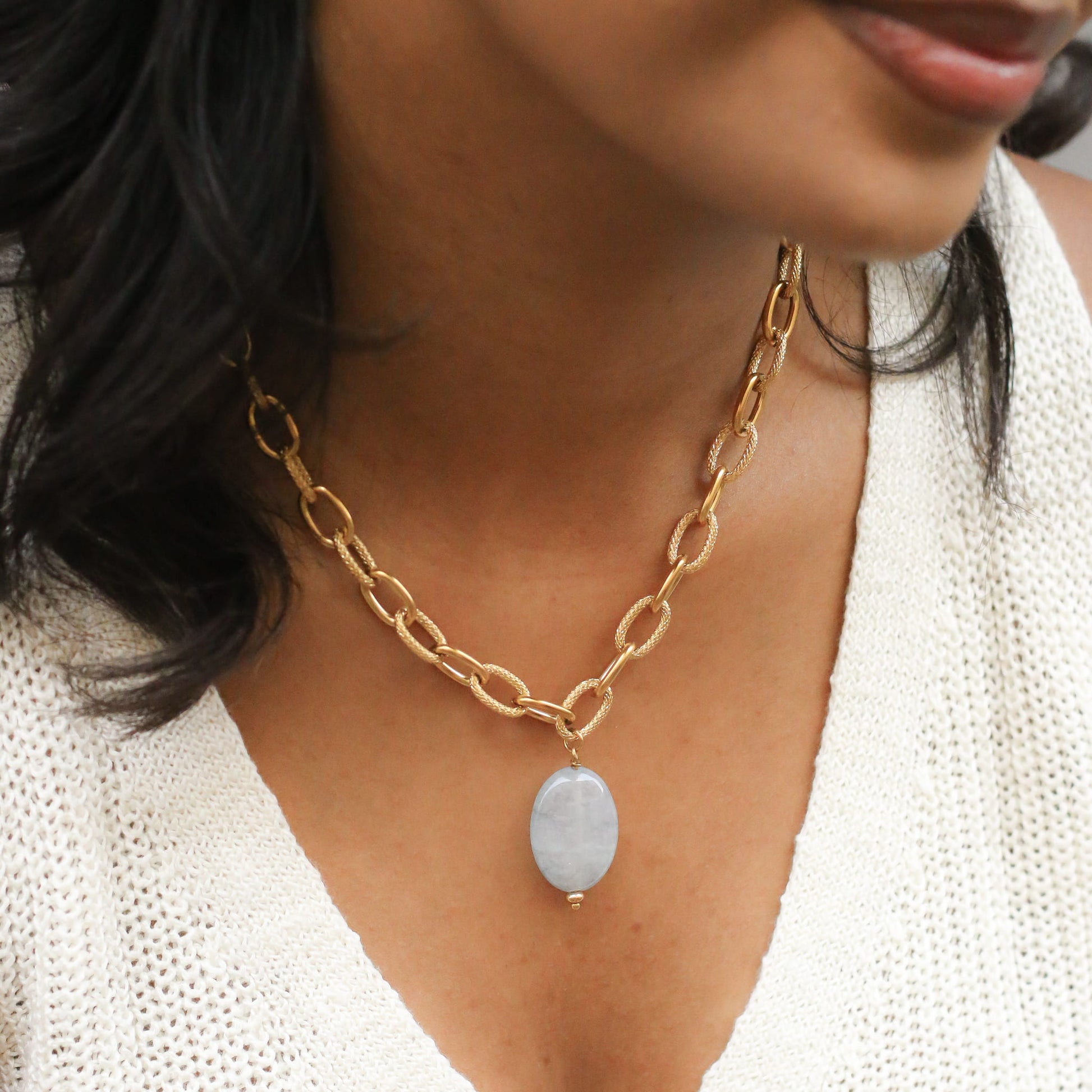 Collier en quartz bleu sur chaîne acier inoxydable.
