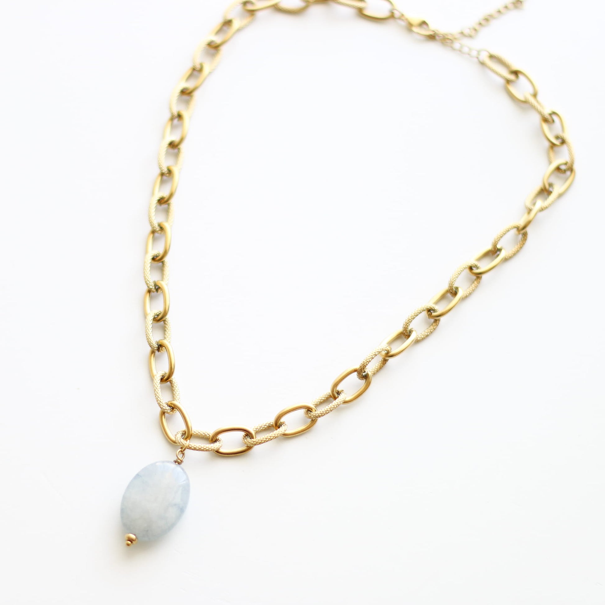Collier en quartz bleu, création faite main.