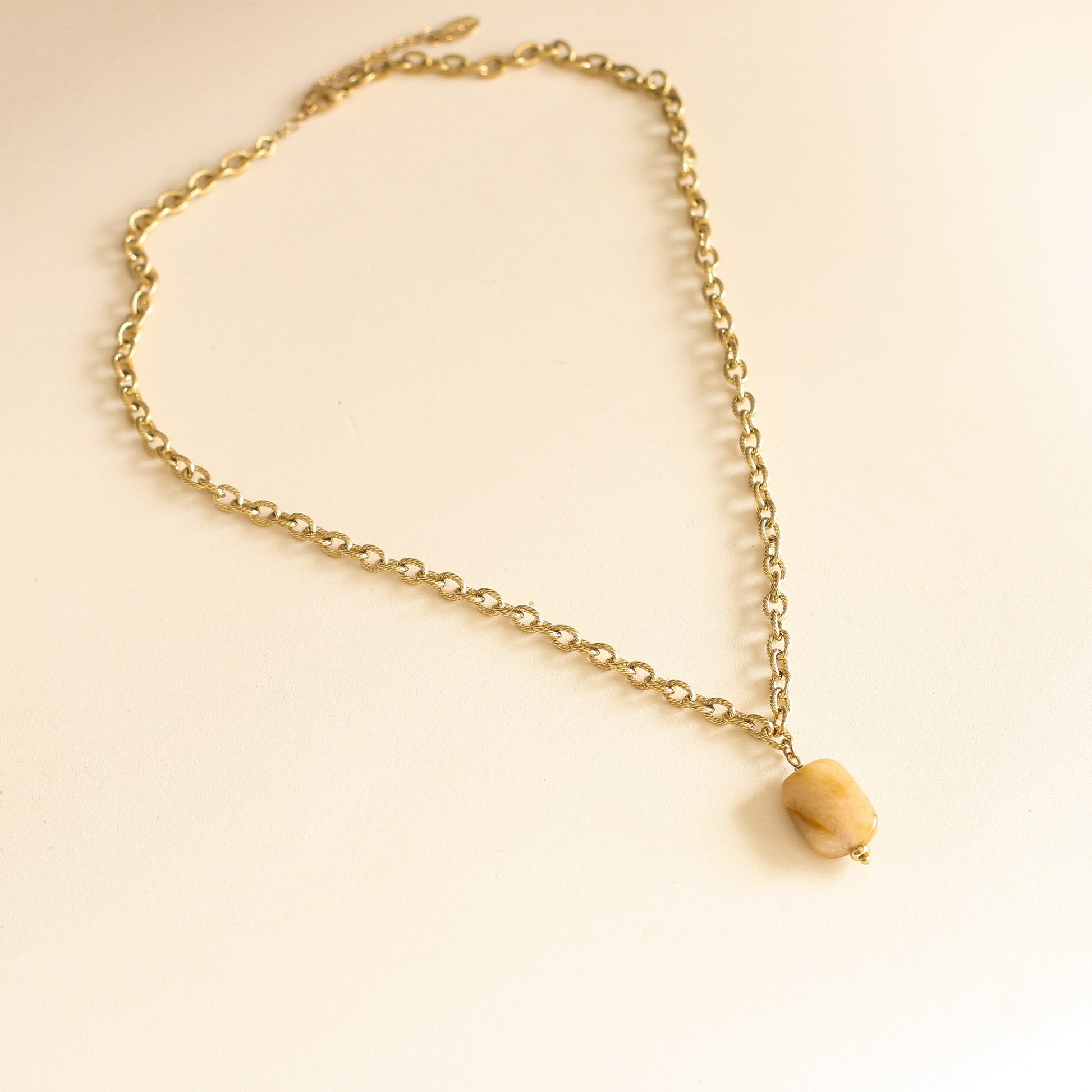 le Quartz rutile jaune la pierre naturelle du printemps sur chaine dorée