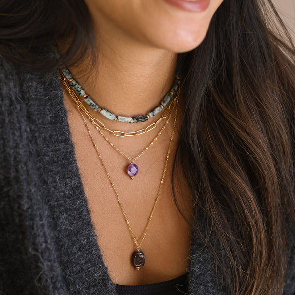 collier scintillant dore lépidolite tendance