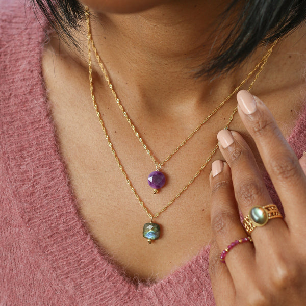 collier scintillant dore lépidolite lithothérapie