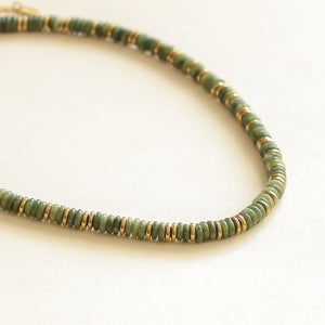 collier aux détails dorés et perles de Serpentine verte délicate