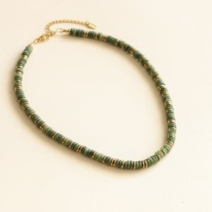 collier en perles de Serpentine vertes aux teintes trendy et perles dorées 