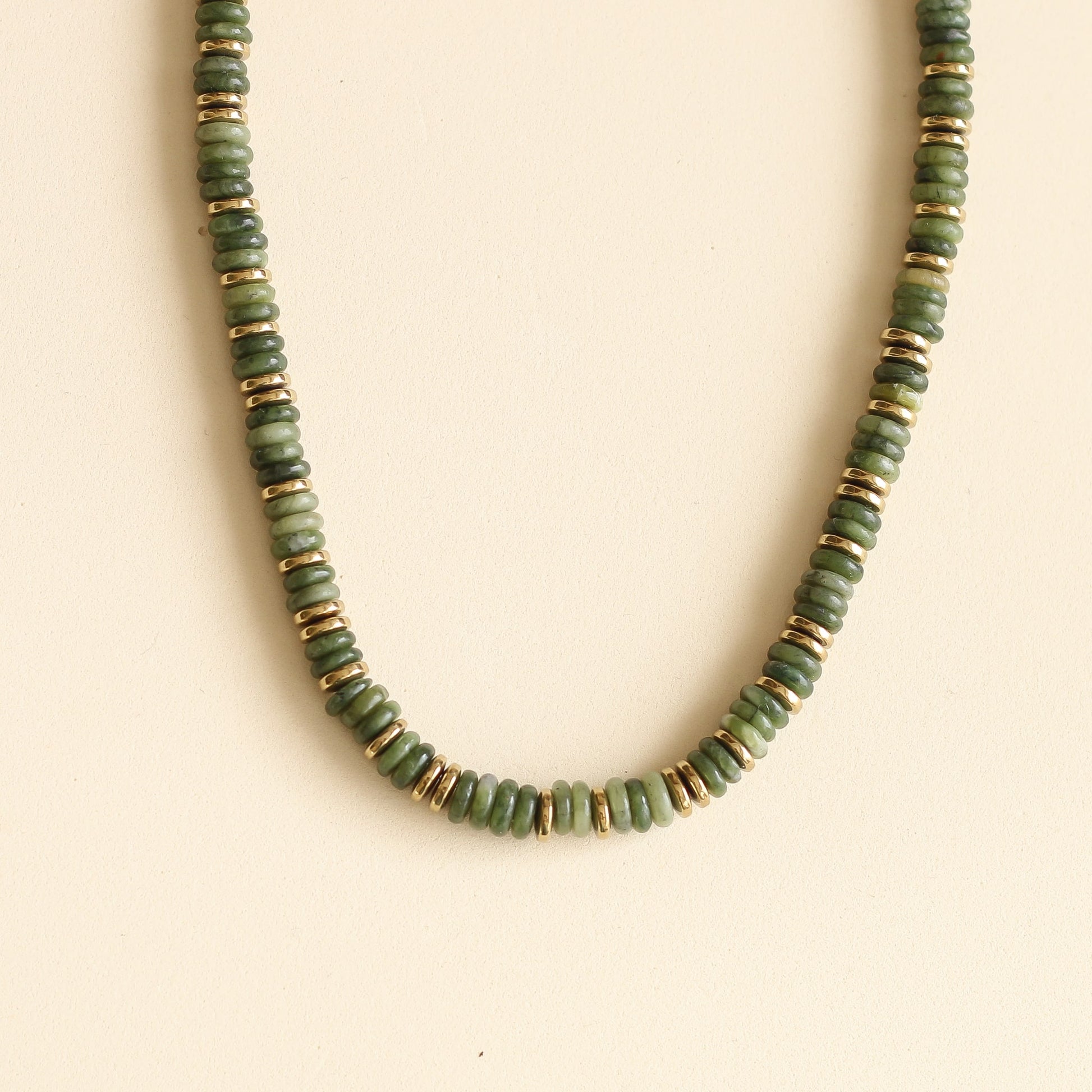 collier en perles de Serpentine verte kaki avec ses détails dorés